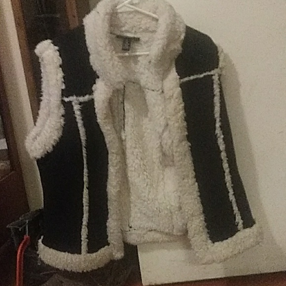 Vest - Picture 1 of 4